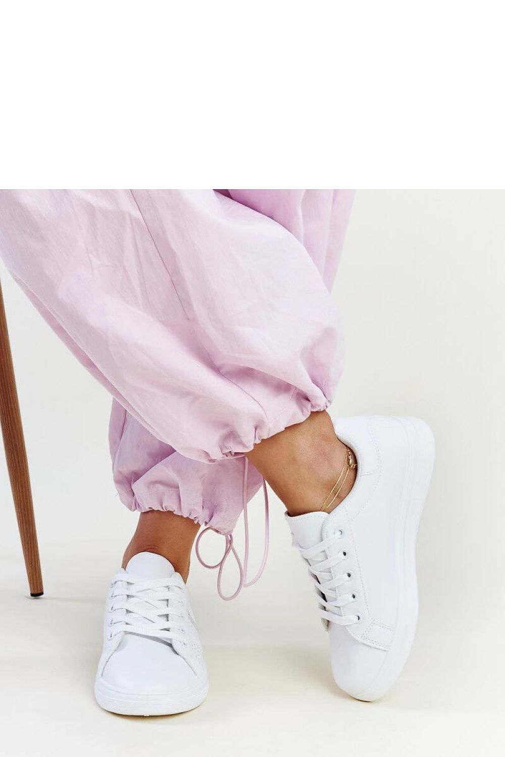 Solea Eco-Leather White Berdine Sneakers displayed on a luxurious surface, illustrating their comfort and sophisticated aesthetic.