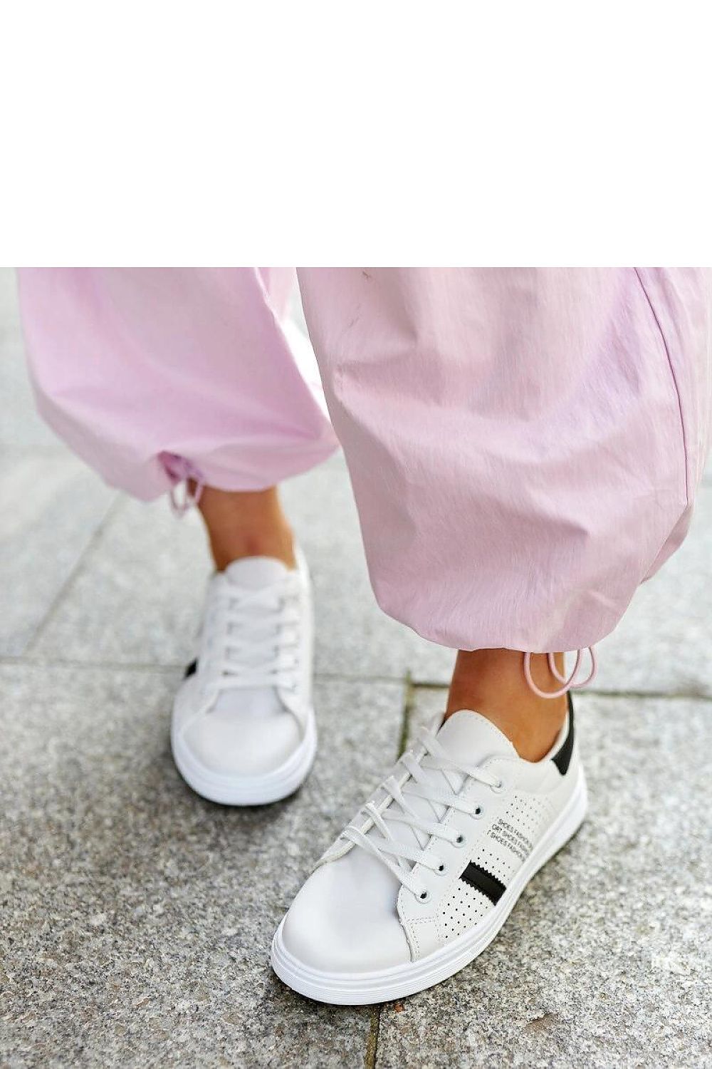 Stylish Solea white Berdine sneakers displayed with a focus on the elastic rubber sole, ideal for spring and summer wear.