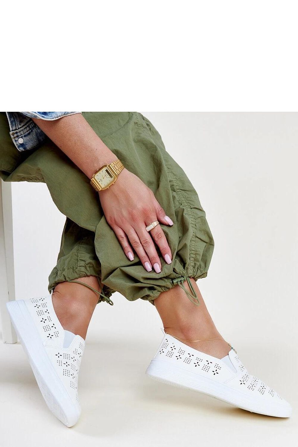 Distinctive Solea summer footwear: beige slip-on sneakers with eco-friendly materials and a fashionable low-profile design.