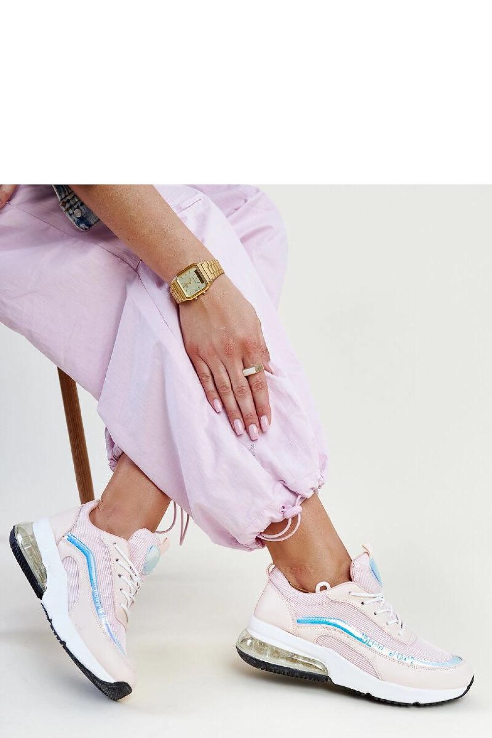 Solea pink hologram Jelka sneakers showcasing a lace-up design and medium heel, perfect for a stylish spring/summer look.