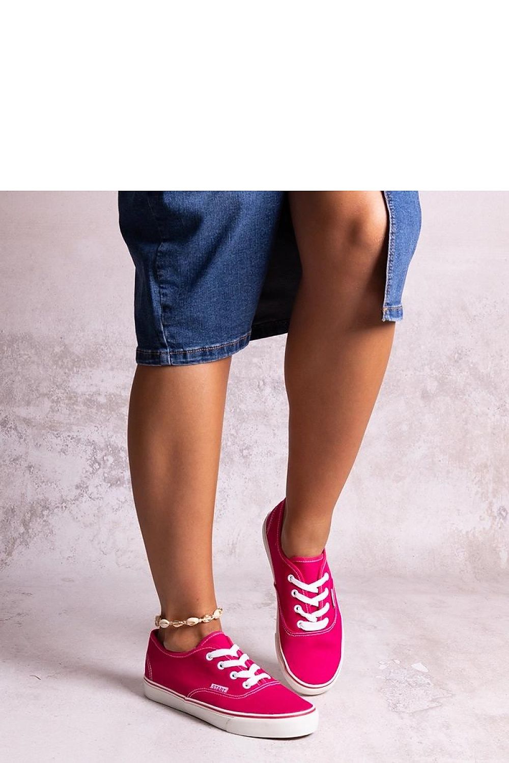 Elegant pink Adidas Erla classic sneakers from Solea, designed for comfort and style, featuring durable rubber soles and a chic round toe, available in EU sizes 36-41.