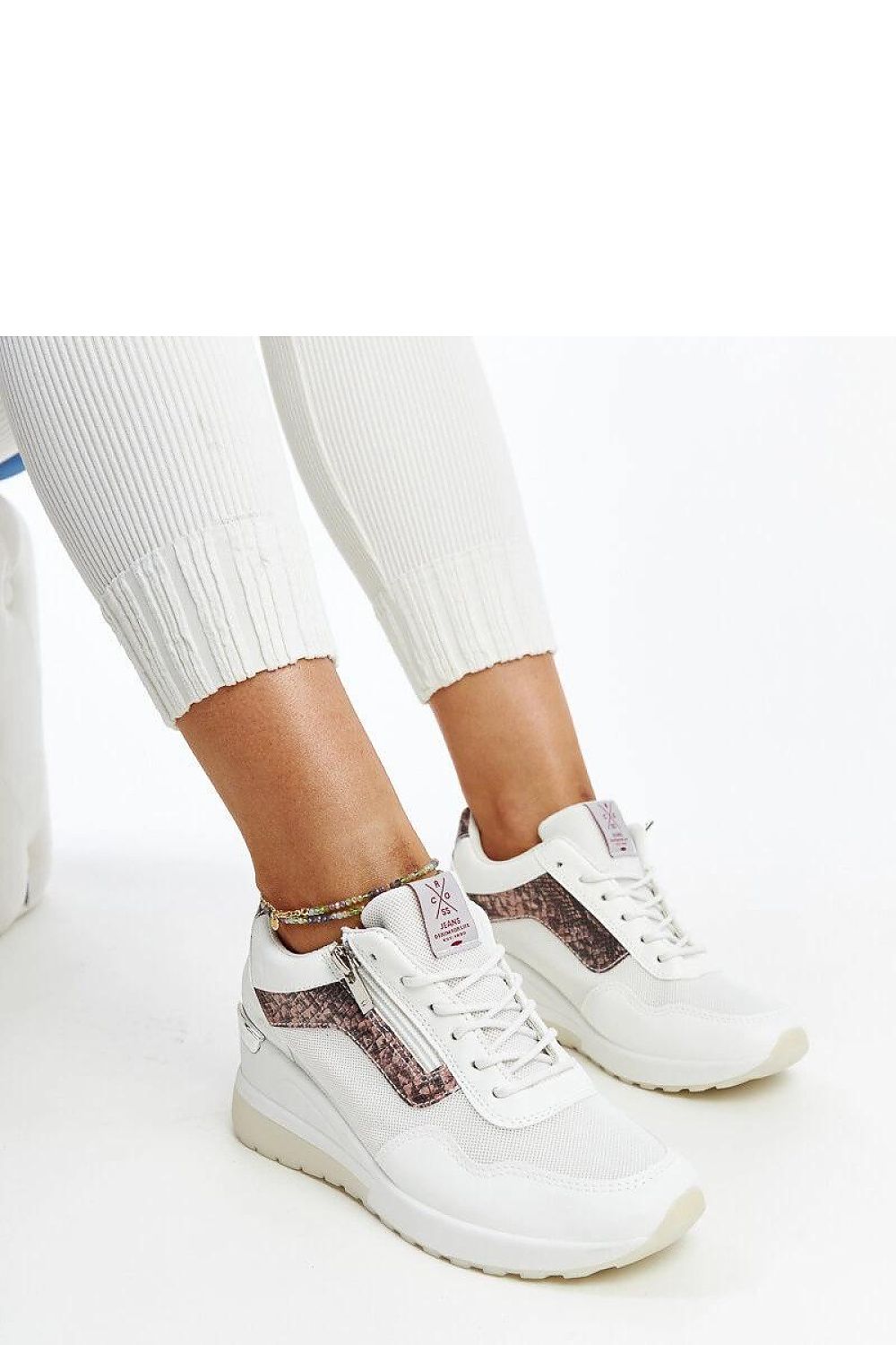 Elegant white women's sneakers with a wedge heel by Solea, showcasing a sporty design and comfortable round toe, perfect for sophisticated everyday wear.