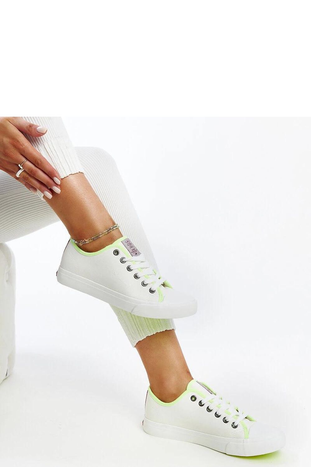 Elegant and stylish white women's sneakers by Solea, showcasing a chic lace-up design perfect for casual outings, available in sizes EU 36-41.