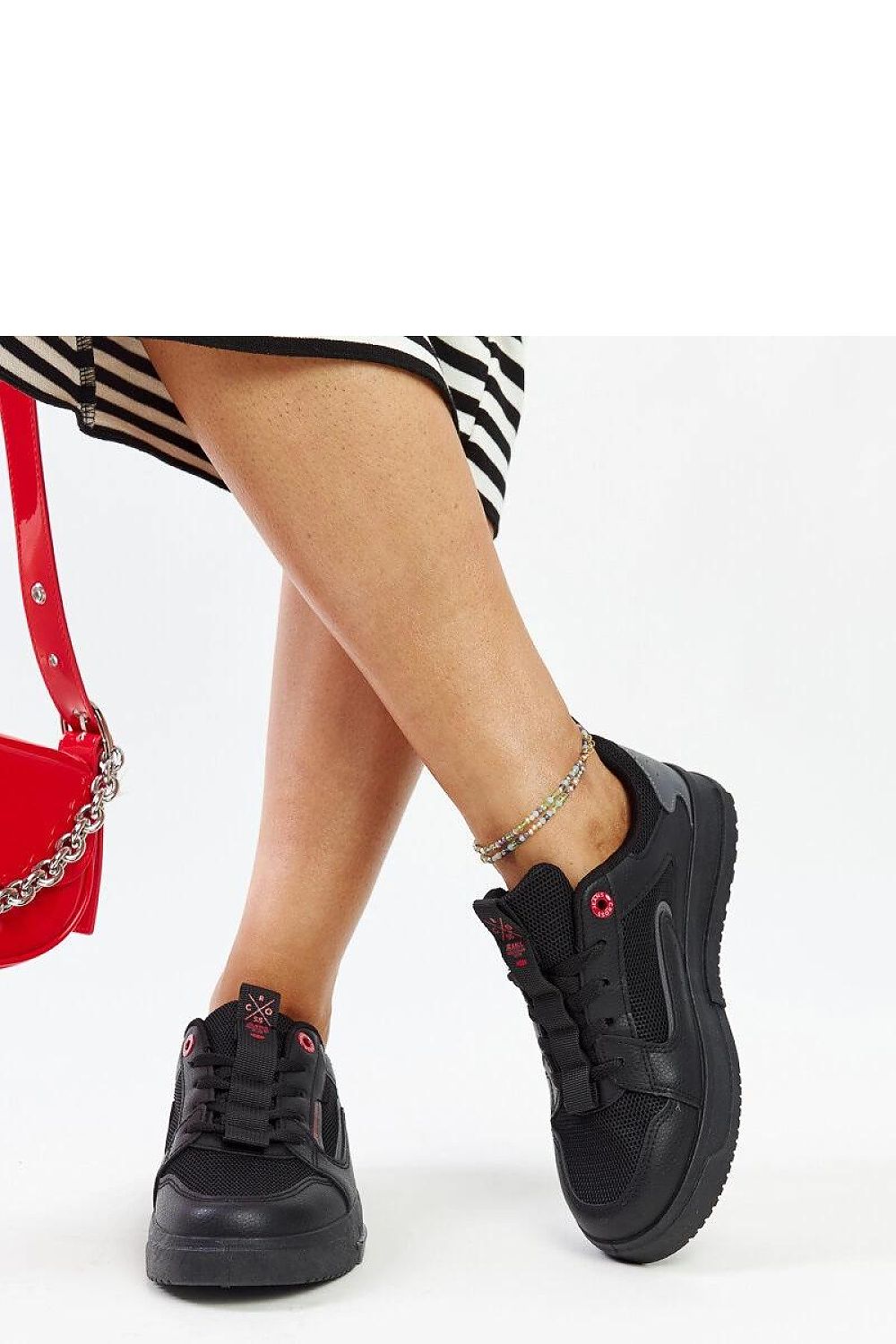 Solea Ladies' elegant black and grey sneakers featuring a modern low profile design, perfect for stylish sports footwear.