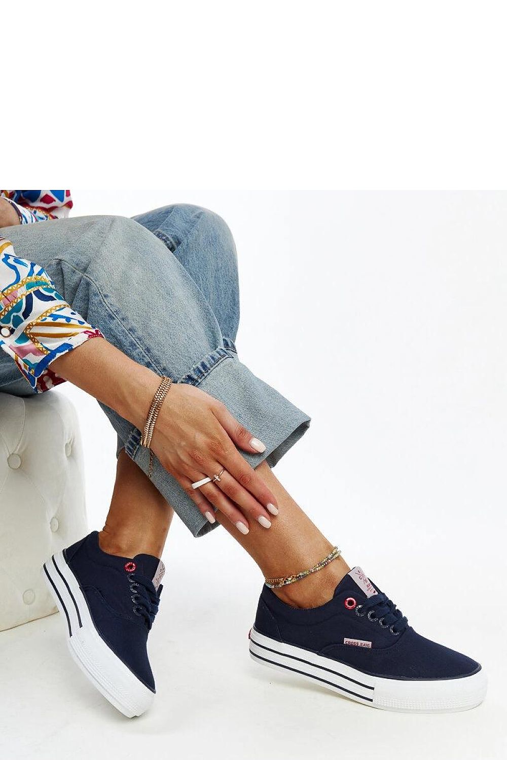 High-quality rubber sole navy sneakers for women by Solea, combining elegance and comfort with a rounded toe design.