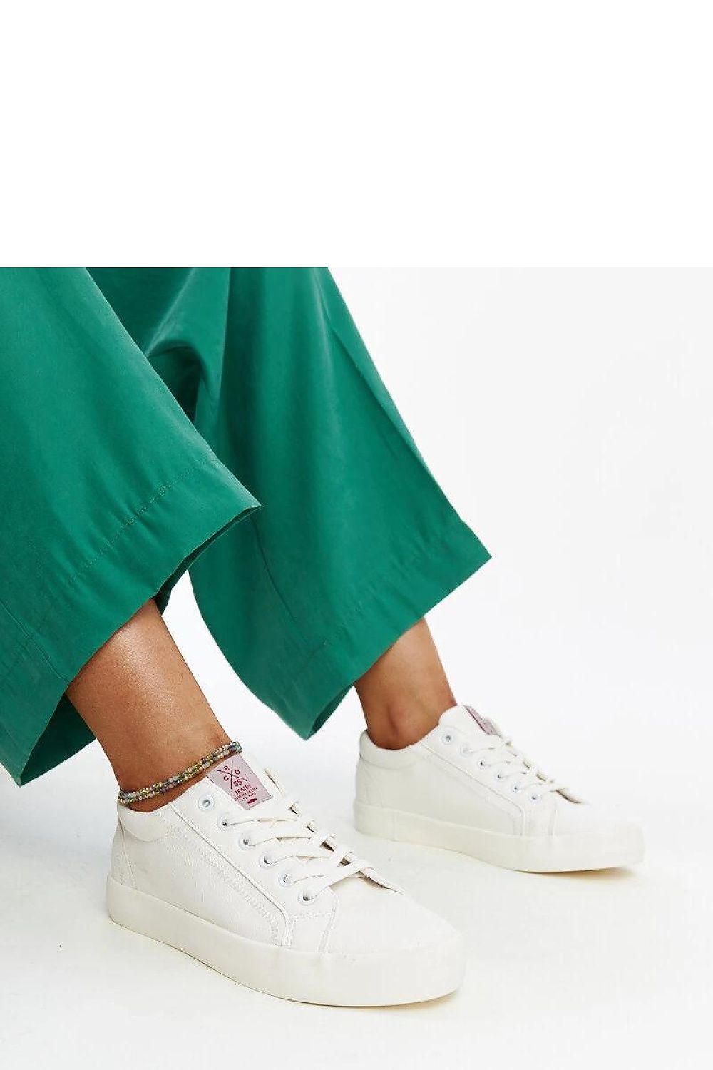 Elegant white women's eco-leather sneakers from Solea, designed with a low profile and rounded toe, combining comfort and contemporary style.