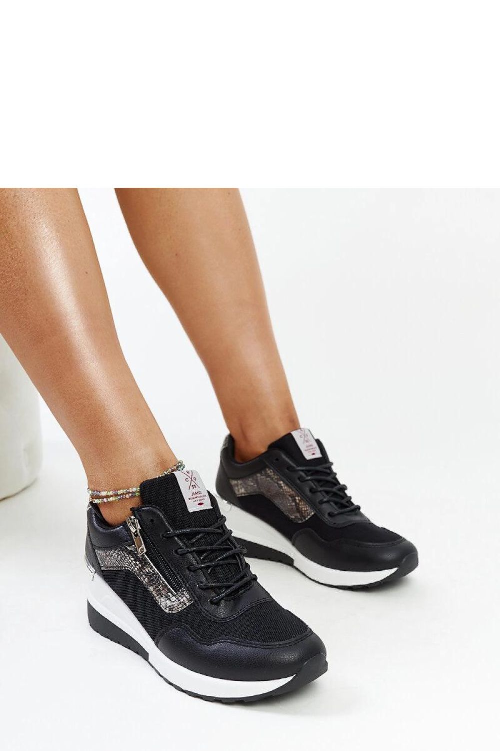 Elegant black women's platform sneakers by Solea, perfect for casual-chic outfits, showcasing high-quality materials and stylish design.