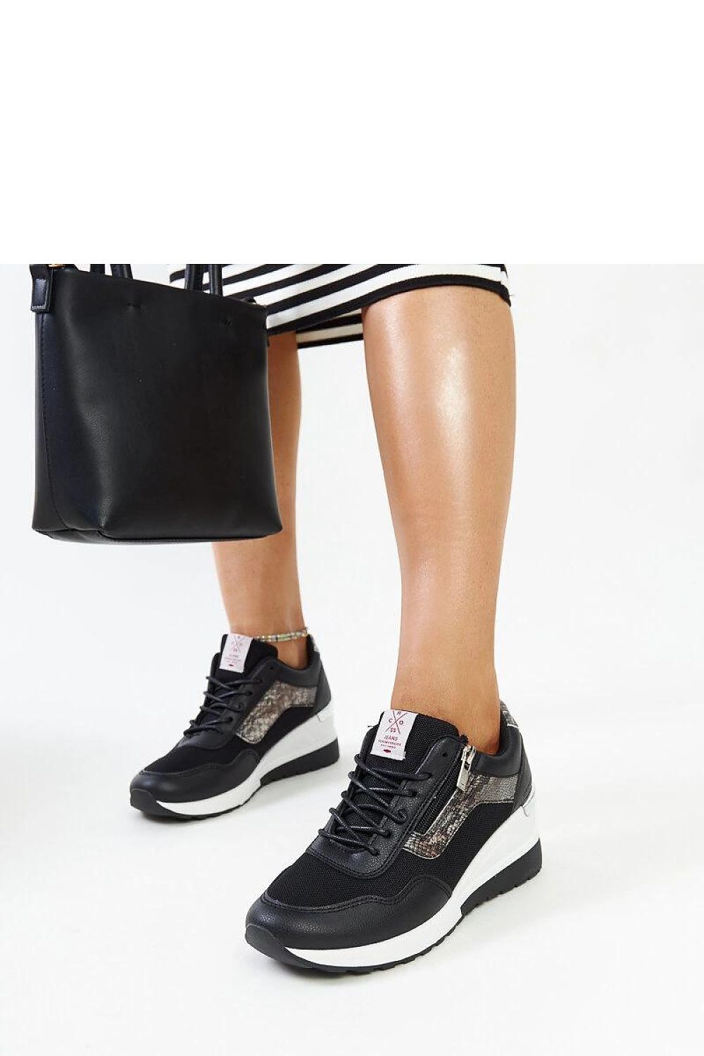 Versatile black platform sneakers by Solea, ideal for any occasion, embodying elegance and comfort for the fashion-conscious woman.