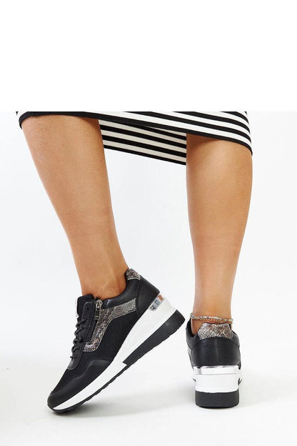 Elegant black women's platform sneakers by Solea, featuring a stylish lace-up design and comfortable 7 cm heel height, perfect for chic casual spring and summer outfits.