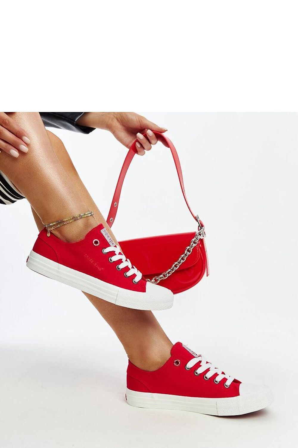 Solea's stunning red women's sneakers with a low design and laced fastening, ideal for comfort and sophistication.