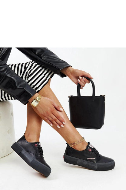 Close-up view of Solea black sneakers for women, featuring a rubber sole and stylish rounded toe, ideal for fashionable outings.