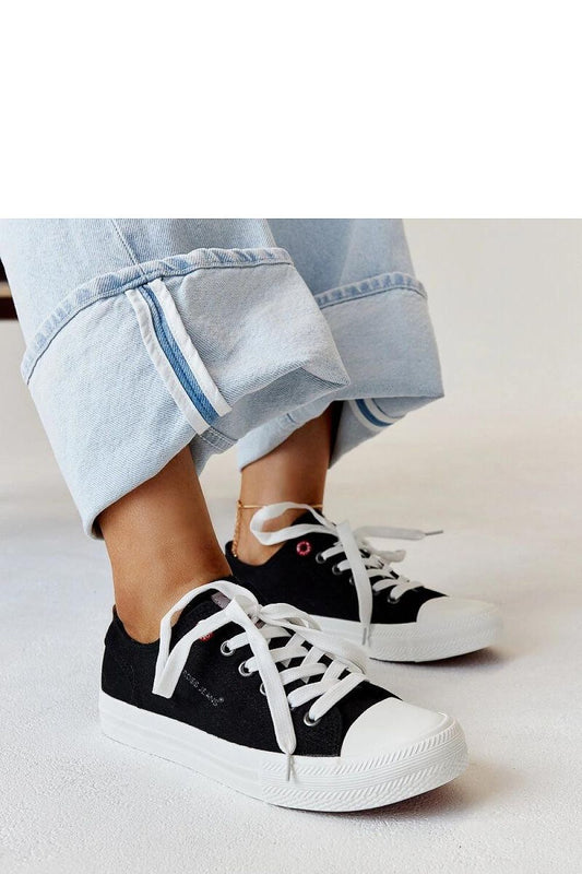 Stylish black women's lace-up sneakers by Solea, featuring a modern design and rubber sole, perfect for casual streetwear.