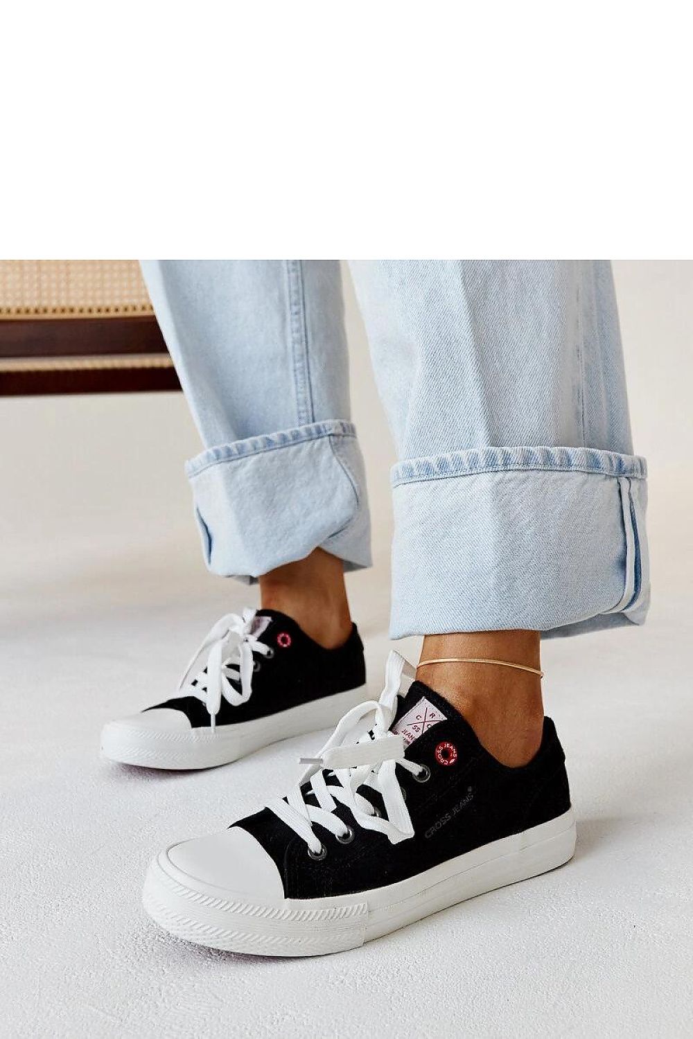 Side view of Solea black women's sneakers, highlighting the comfortable fit and vibrant rubber sole for everyday wear.