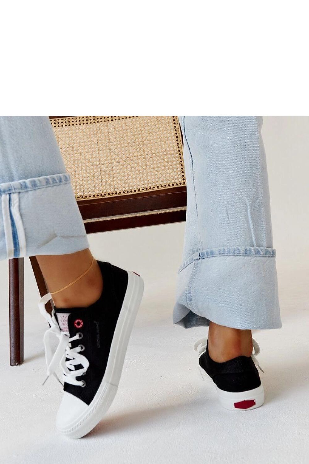 Elegant black women's lace-up sneakers by Solea, featuring a stylish rubber sole and high-quality fabric material, perfect for casual streetwear and everyday comfort, available in EU sizes 36-41.