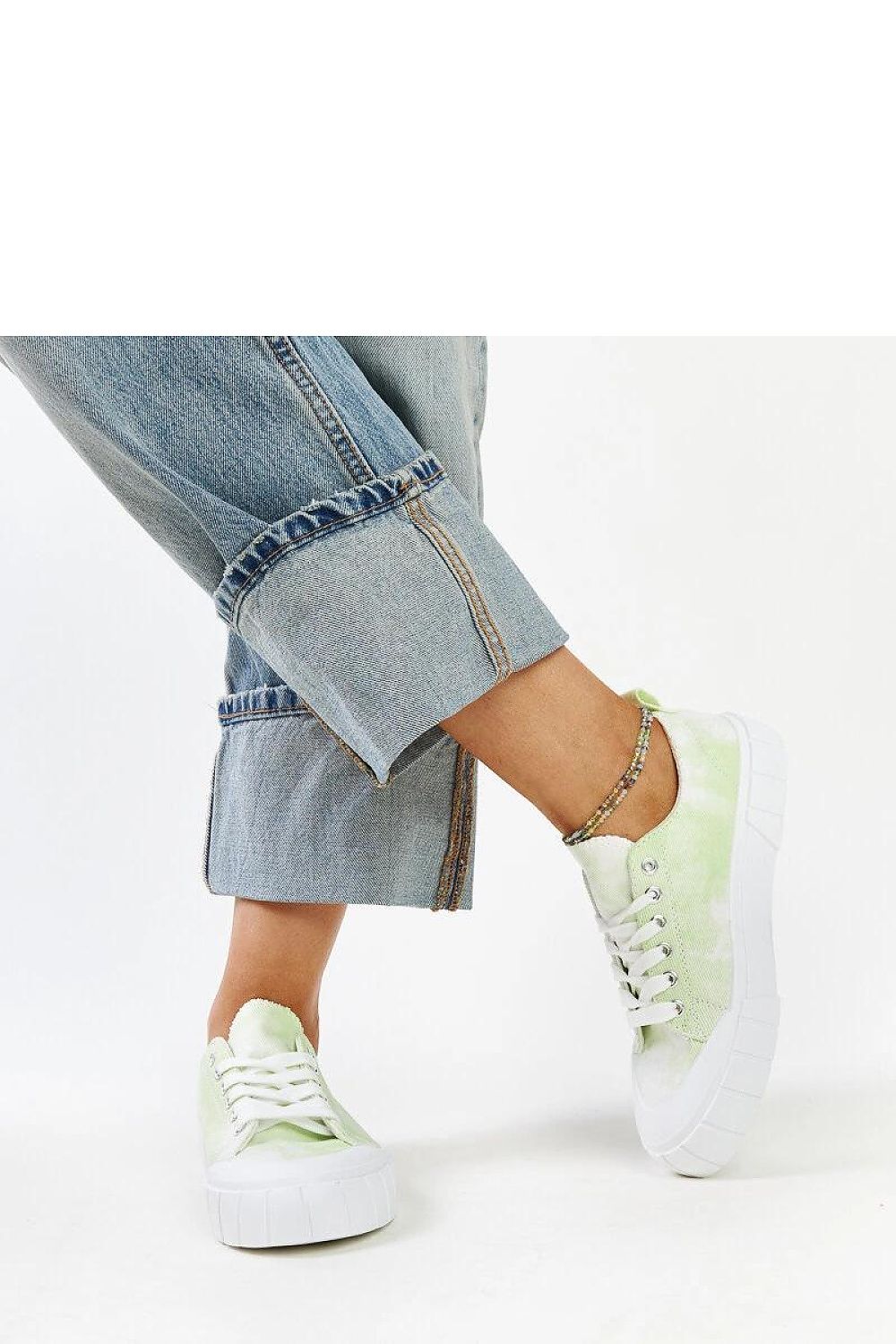 Close-up of the laces on light green Jerina Adidas sneakers by Solea, highlighting the attention to detail and superior craftsmanship.