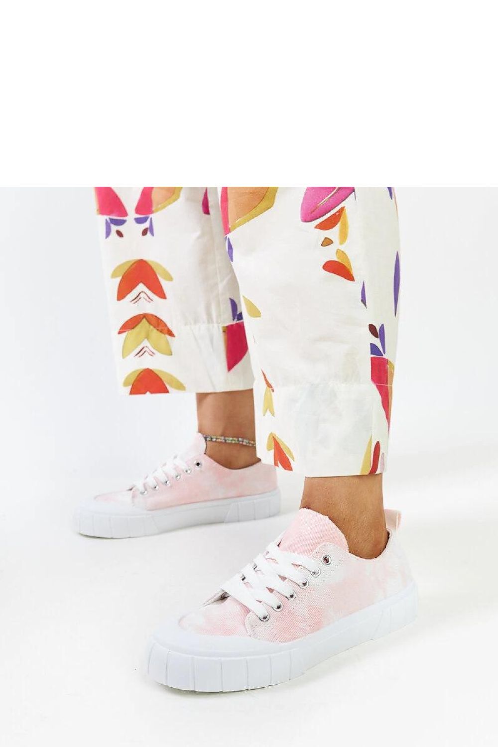 Elegant close-up of Solea light green Jerina Adidas sneakers featuring a stylish rounded toe and lace-up design for a snug fit.