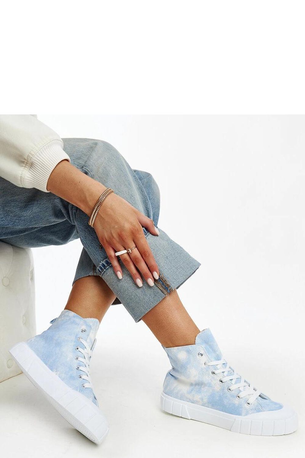 Side view of Solea light green high-top sneakers Raissa, focusing on the unique combination of fashion and comfort for modern lifestyles.