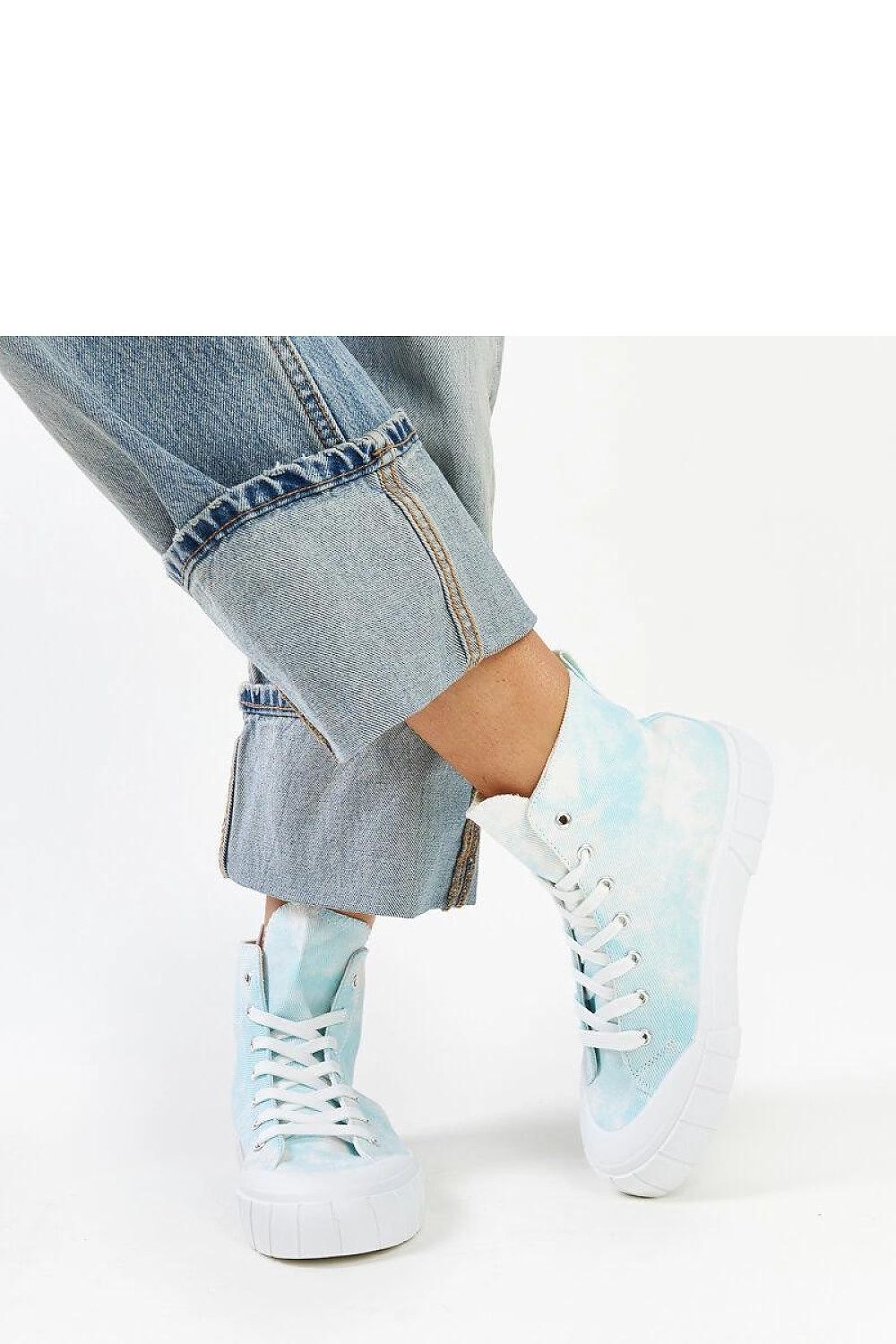 Elegant Solea light green high-top sneakers Raissa, highlighting the fashion-forward design and comfort features that make them perfect for any modern wardrobe.