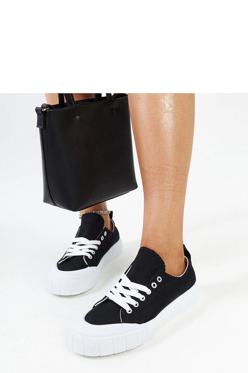 Close-up of Solea light pink fabric sneakers, highlighting the flexible rubber sole and laced closure for a chic and sophisticated look.