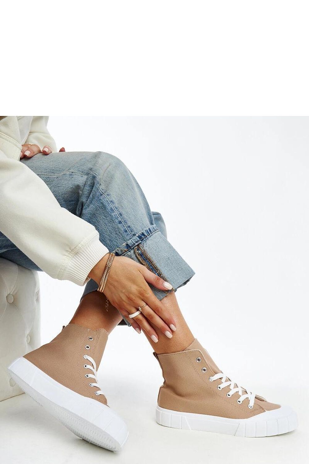 Close-up of Solea woman's high-top sneakers in pink, featuring durable rubber sole and chic lacing for urban sophistication.