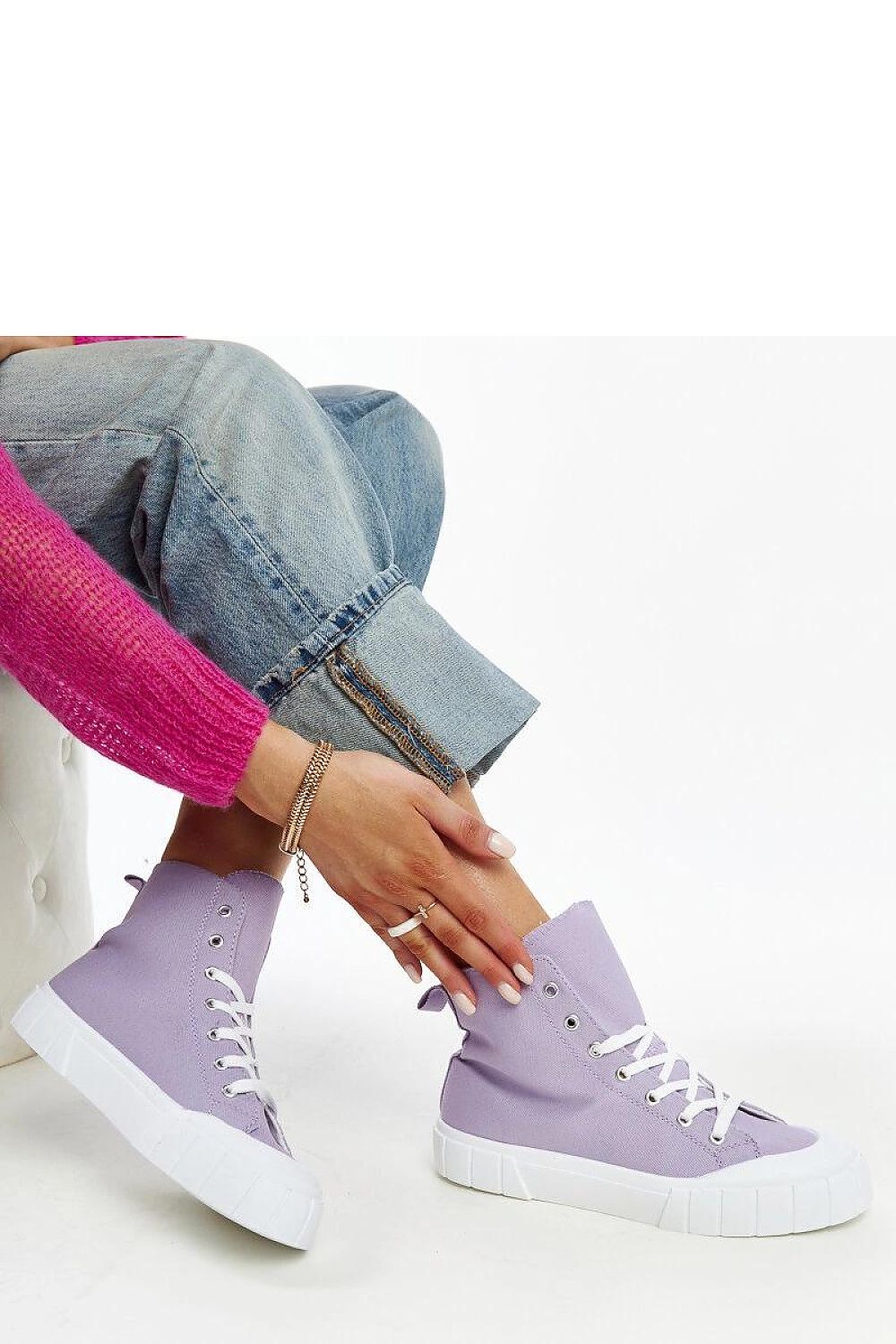 Close-up view of Solea high-top sneakers in pink, highlighting the fabric upper and rounded front for a chic look.
