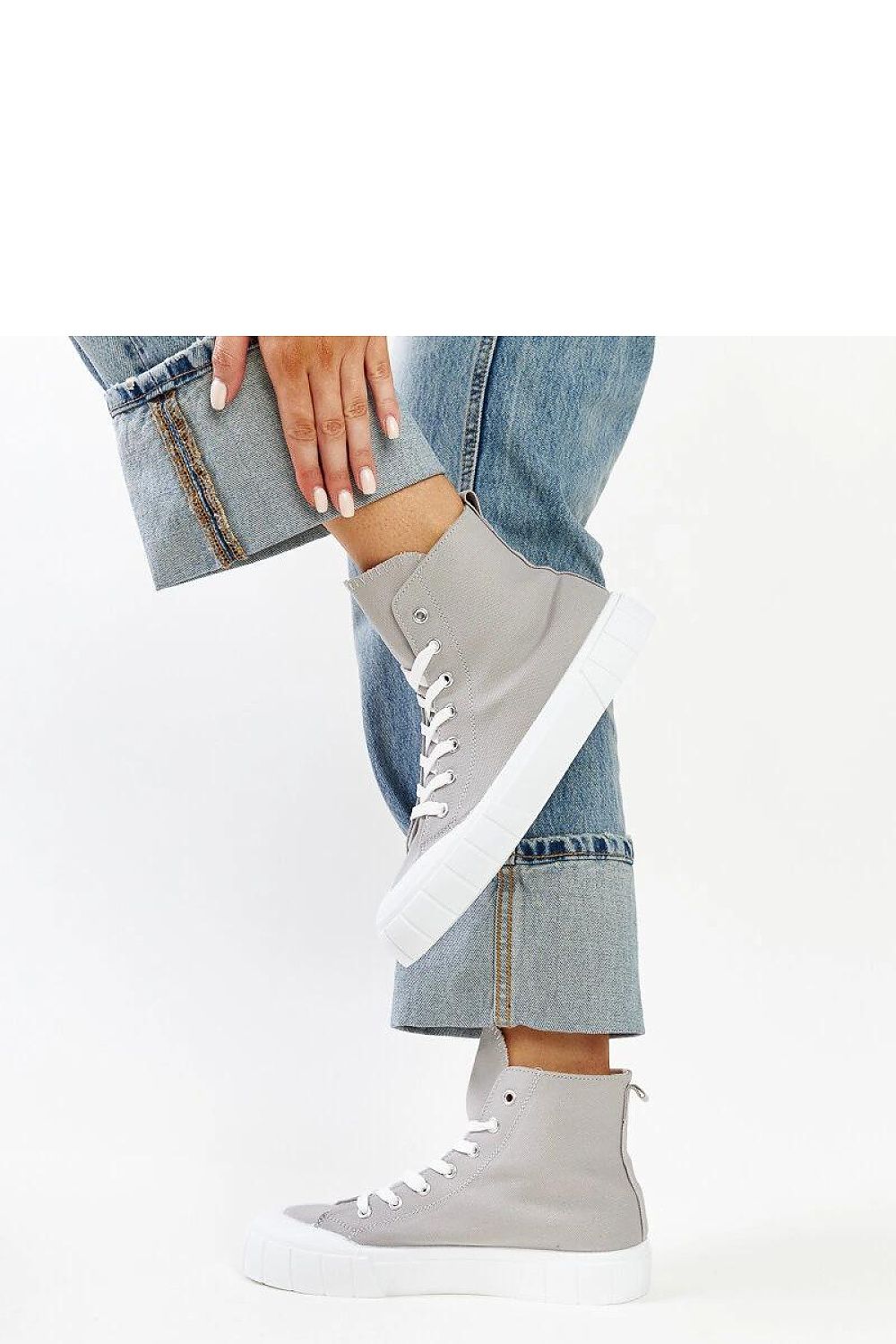 Elegant view of Solea high-top sneakers in pink, emphasising their unique rounded front and fashionable silhouette for contemporary style.