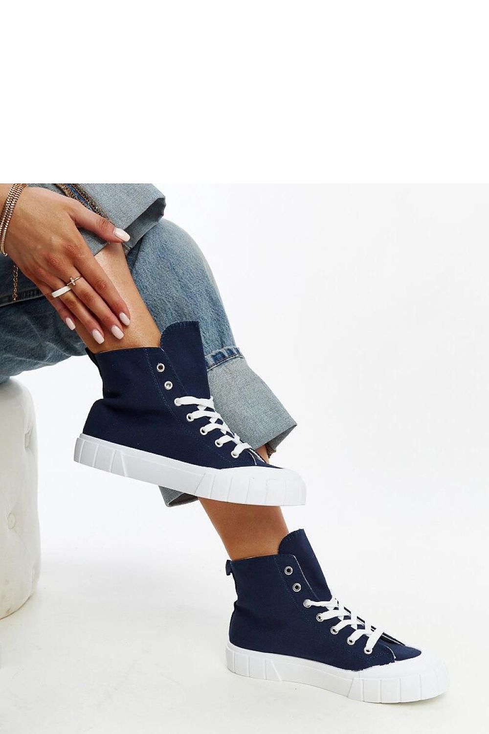 Solea high-top sneakers for women in vibrant pink, featuring a stylish high model perfect for pairing with modern urban outfits.