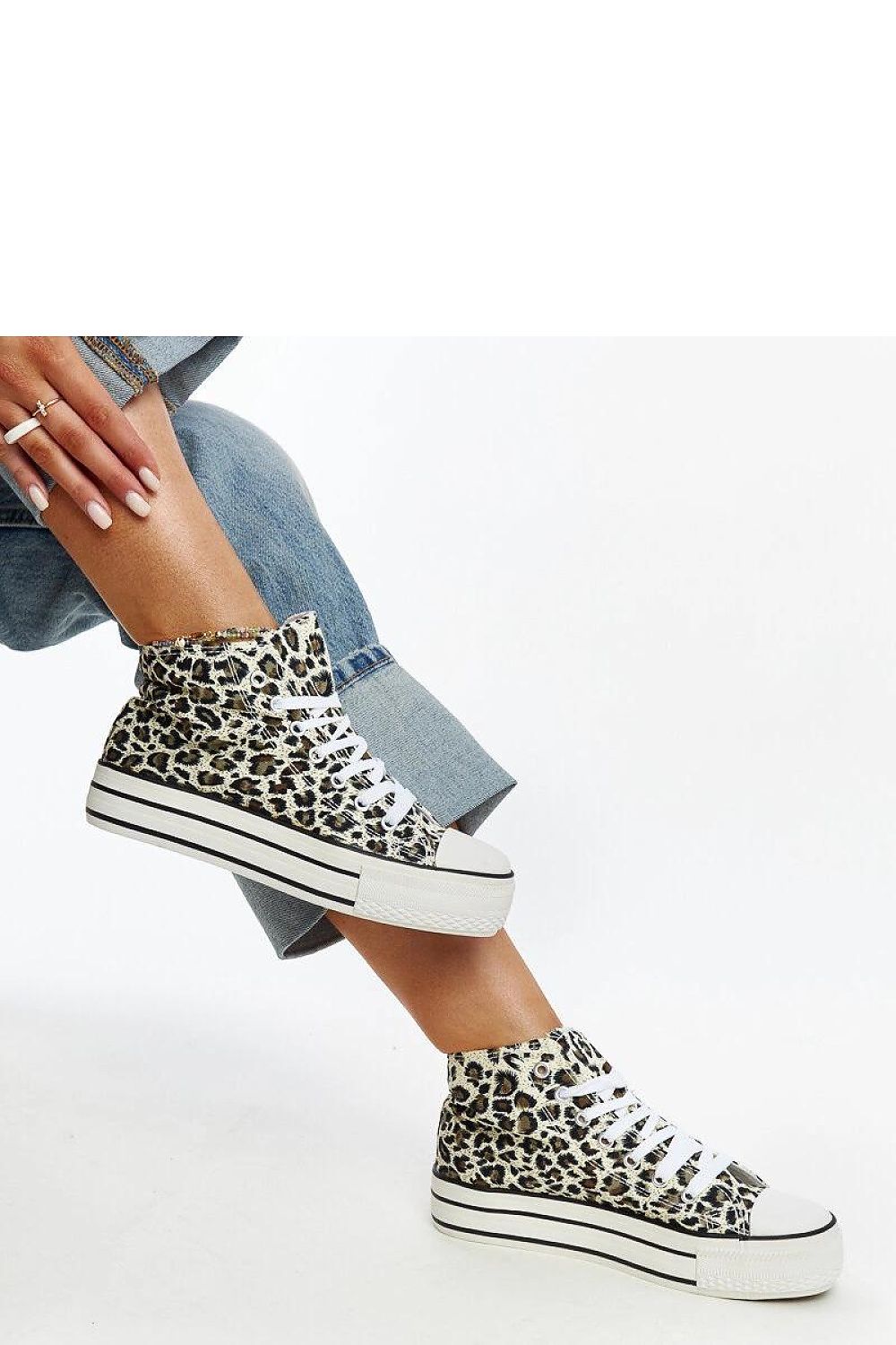 High-top leopard print sneakers from Solea showcasing a trendy design with a 4.5 cm platform for added comfort.
