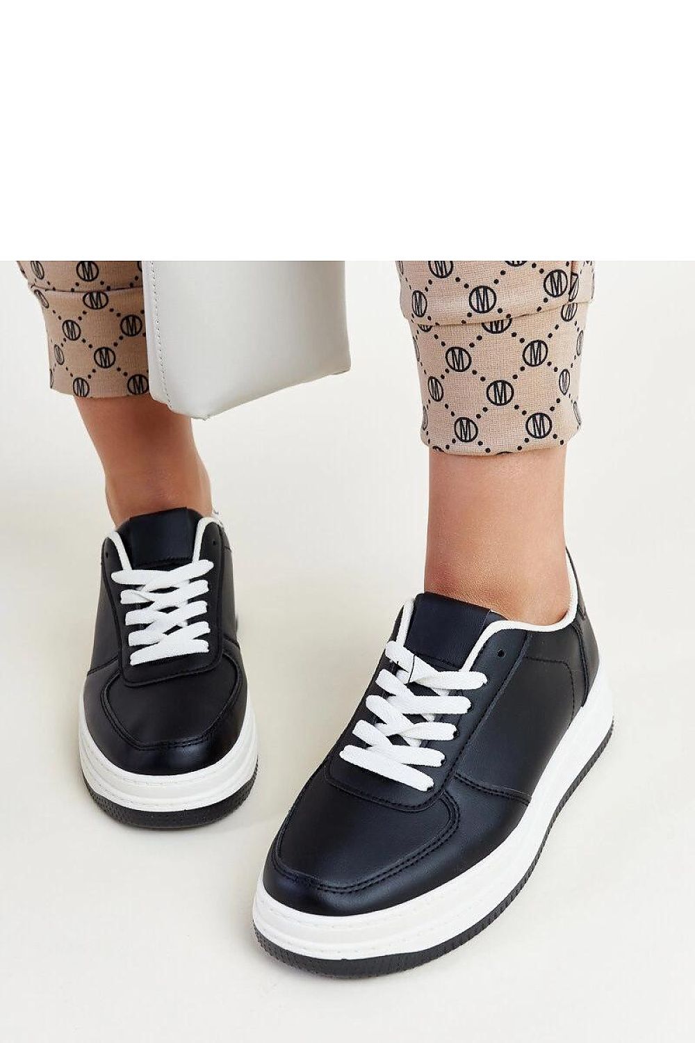 The Solea Cvita black platform sneakers styled elegantly with casual attire, emphasizing their trendy yet comfortable appeal.