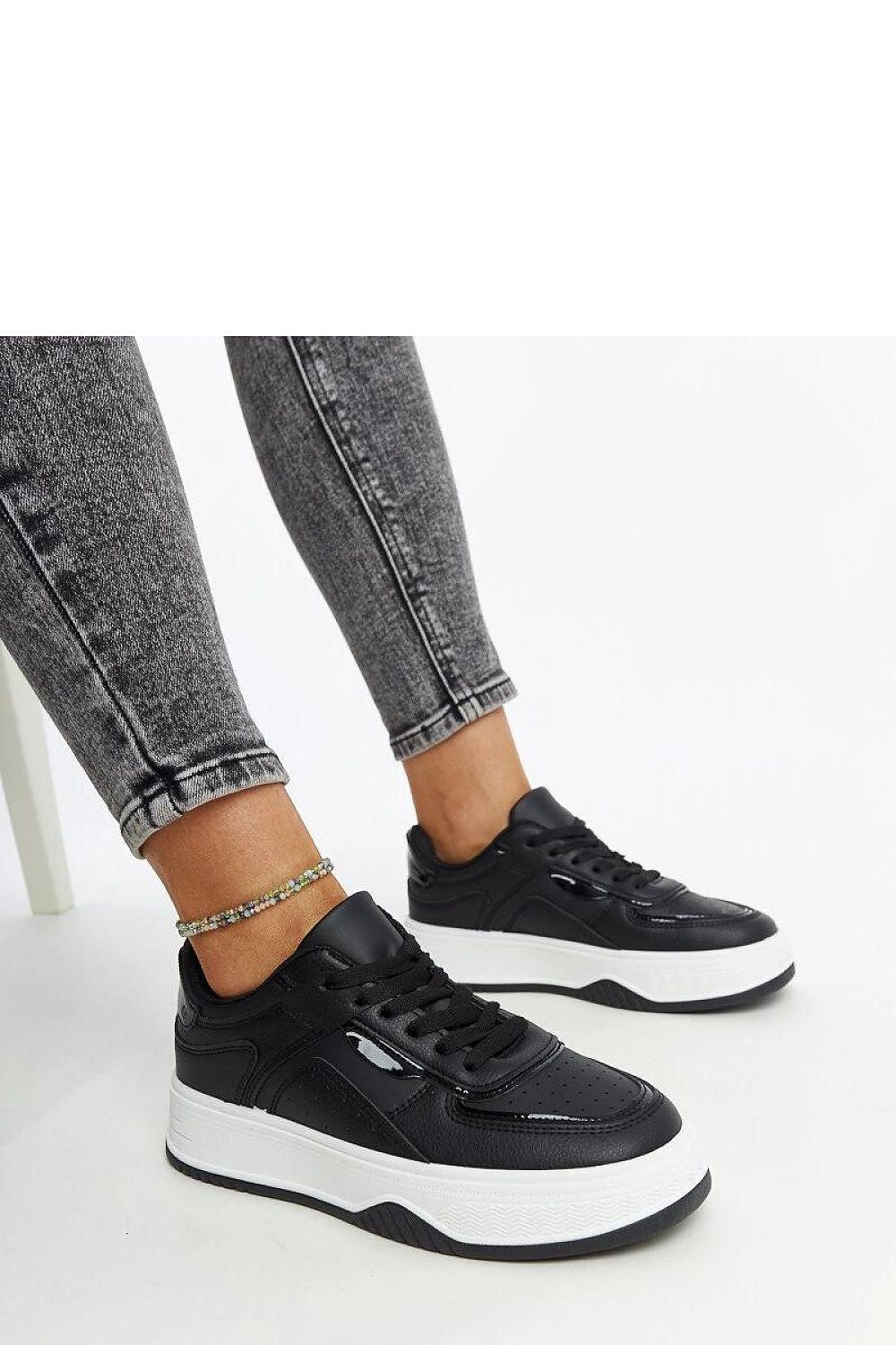 Stylish Solea black sneakers featuring a thick rubber sole, perfect for casual wear, showcasing a modern design that appeals to fashion-conscious individuals.