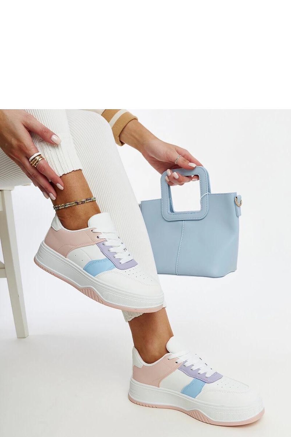 Elegant Solea lace-up sneakers in white and pink, showcasing a stylish rounded toe design on a durable rubber sole.