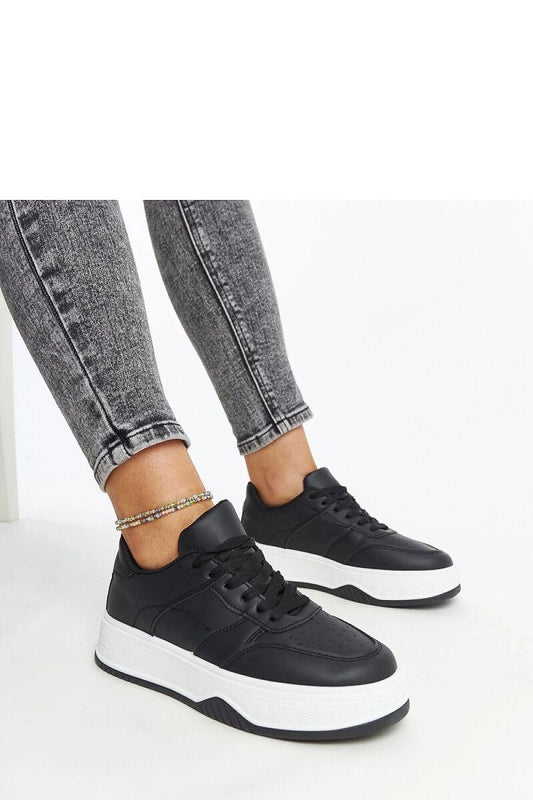 Elegant black sneakers by Solea featuring a thick rubber sole, perfect for stylish and comfortable street fashion.