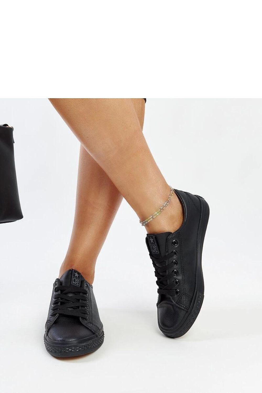 Close-up of the high-quality eco-leather material of Luz Black sneakers for women, designed by Solea for luxury comfort.