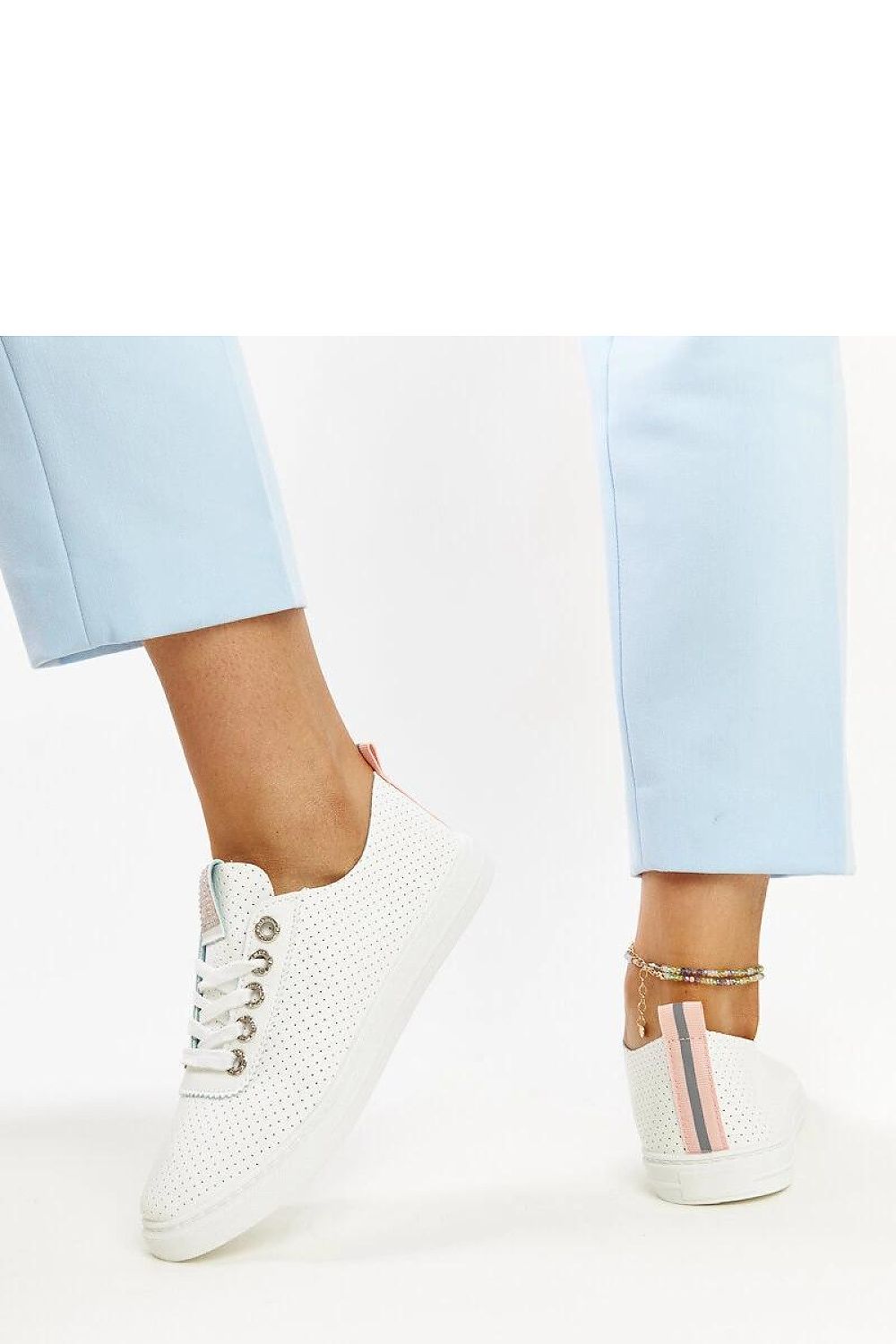 Elegant low-top eco-leather sneakers by Solea, designed for comfort during long walks, reflecting a modern luxury look.