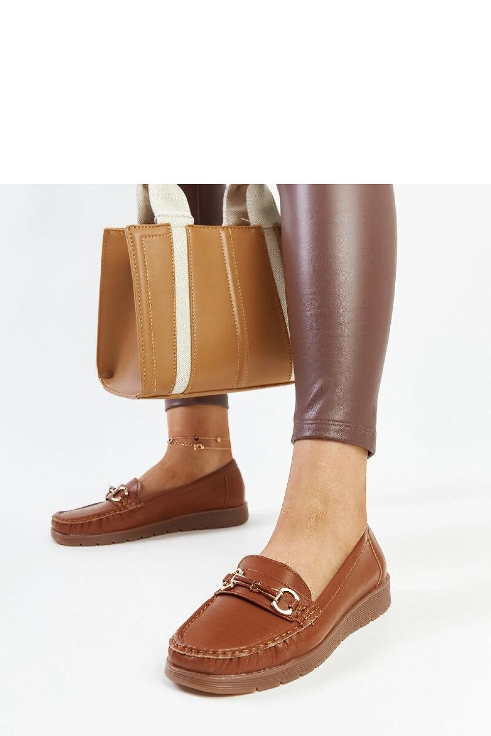 Sophisticated Solea Anisah black loafers, crafted from eco-friendly leather, highlighting a stylish silhouette that complements spring and summer attire effortlessly.