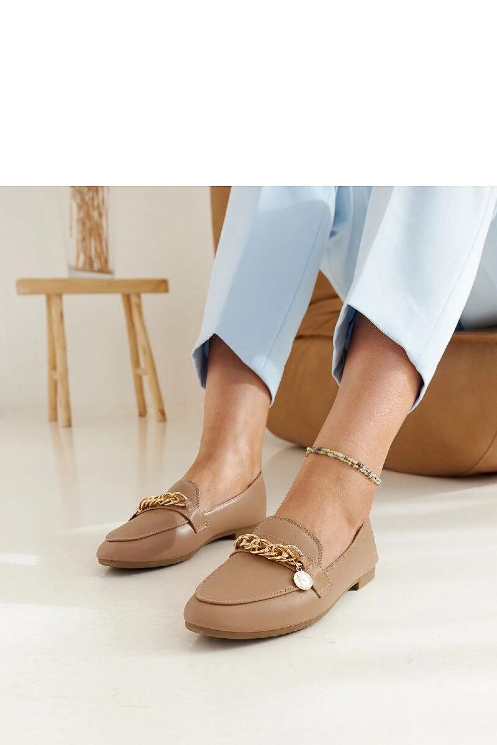 Side view of Solea's navy blue Scaletta moccasins, showcasing eco-leather and sophisticated chain decoration for a modern touch.