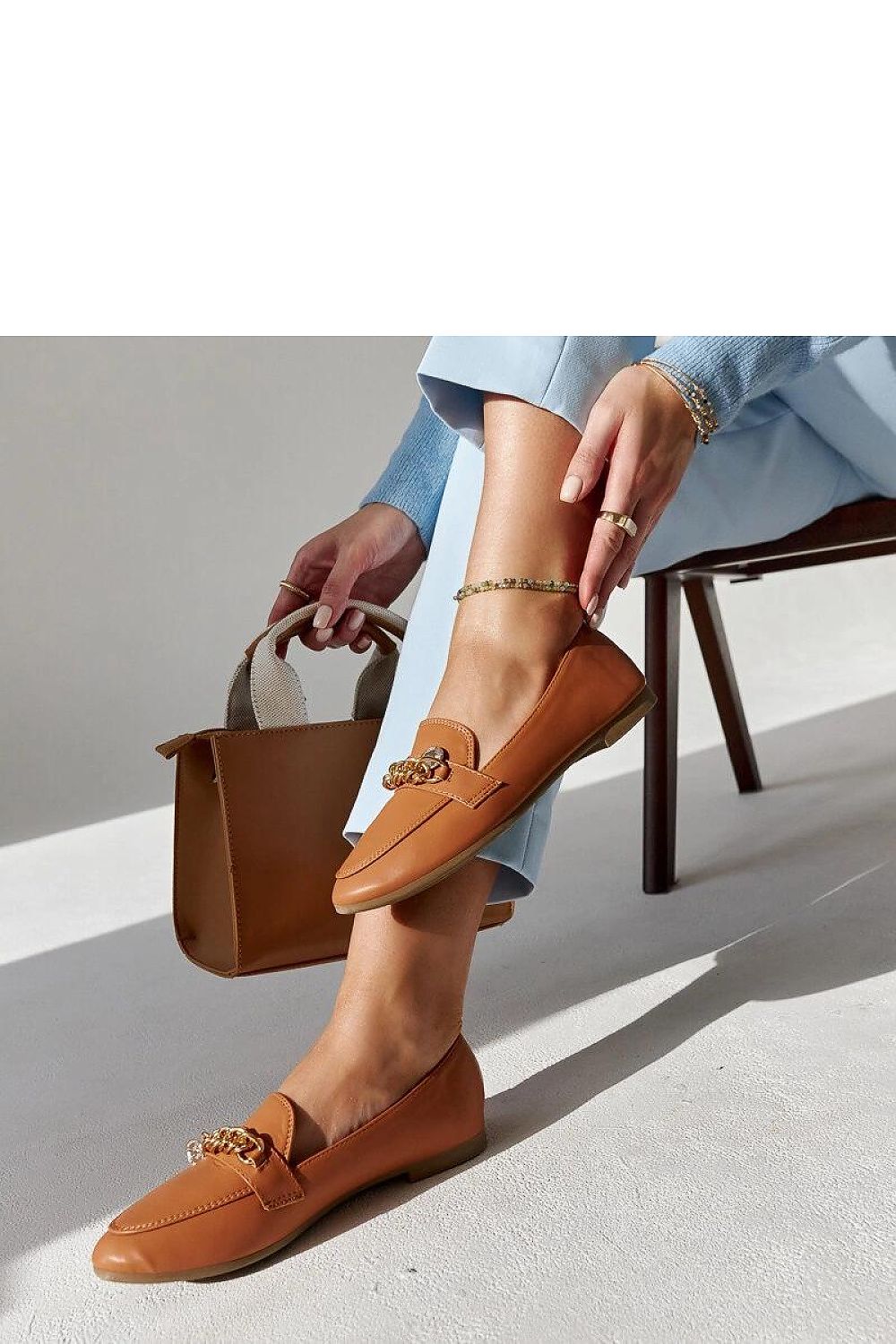 Solea's stunning navy blue Scaletta moccasins featuring a sleek almond toe and sophisticated chain decoration, made from eco-friendly materials.