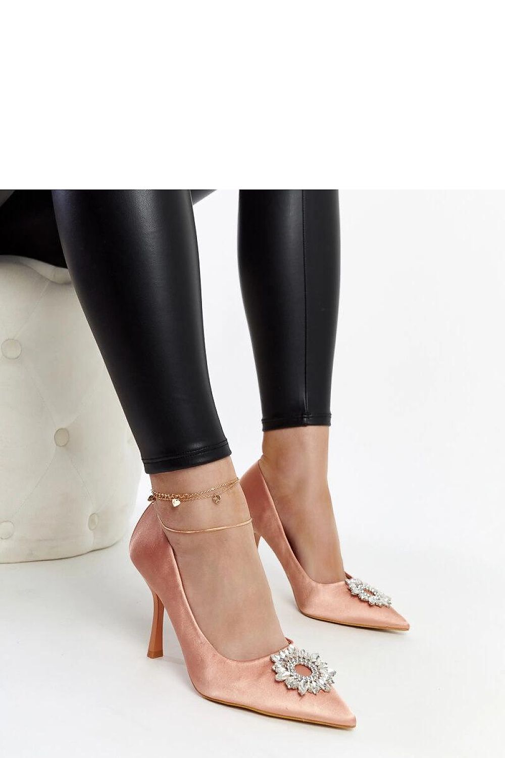 Stylish Susegana high heel pumps in green satin by Solea, featuring a modern pointed toe design and felt luxurious in any summer occasion.