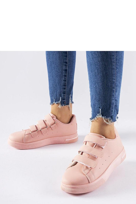 Close-up of Solea's Pink Paré Sneakers, highlighting the eco leather material and trendy round toe for comfortable and fashionable wear.