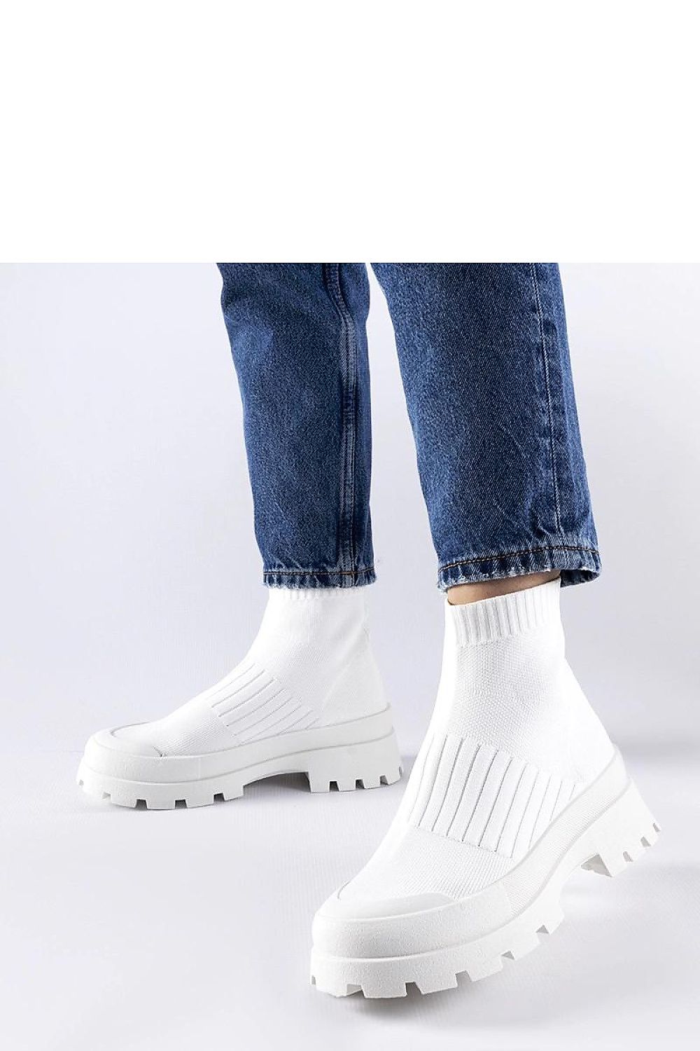 Luxury white Varden sneakers for women by Solea, featuring a stylish slip-on design, perfect for casual spring-summer outfits.