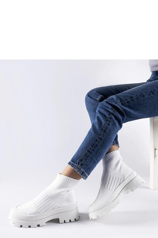 Close-up of Solea's luxury Varden sneakers, showcasing flexible fabric and a white rubber sole, ideal for comfort and elegance.