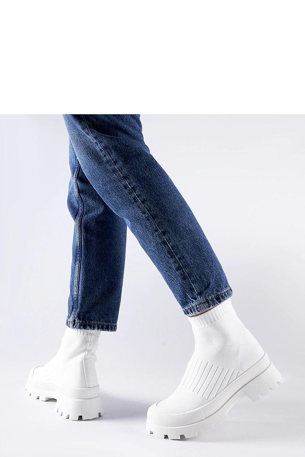 Luxury white Varden sneakers for women by Solea, featuring a slip-on design and elegant style, ideal for casual spring-summer outfits.