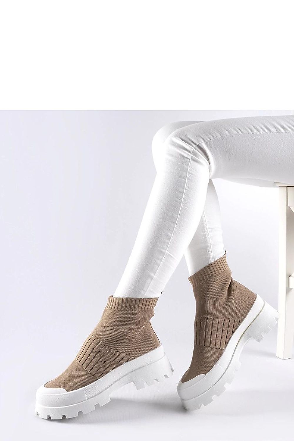 Elegant white Varden sneakers for women by Solea, designed for convenience and style, featuring a 6 cm heel for added sophistication.