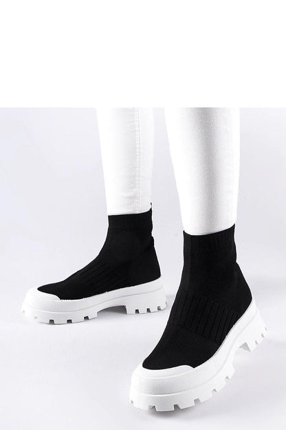 Solea luxury white Varden sneakers displayed on a stylish surface, embodying comfort and modern design, available in EU sizes 36-41.