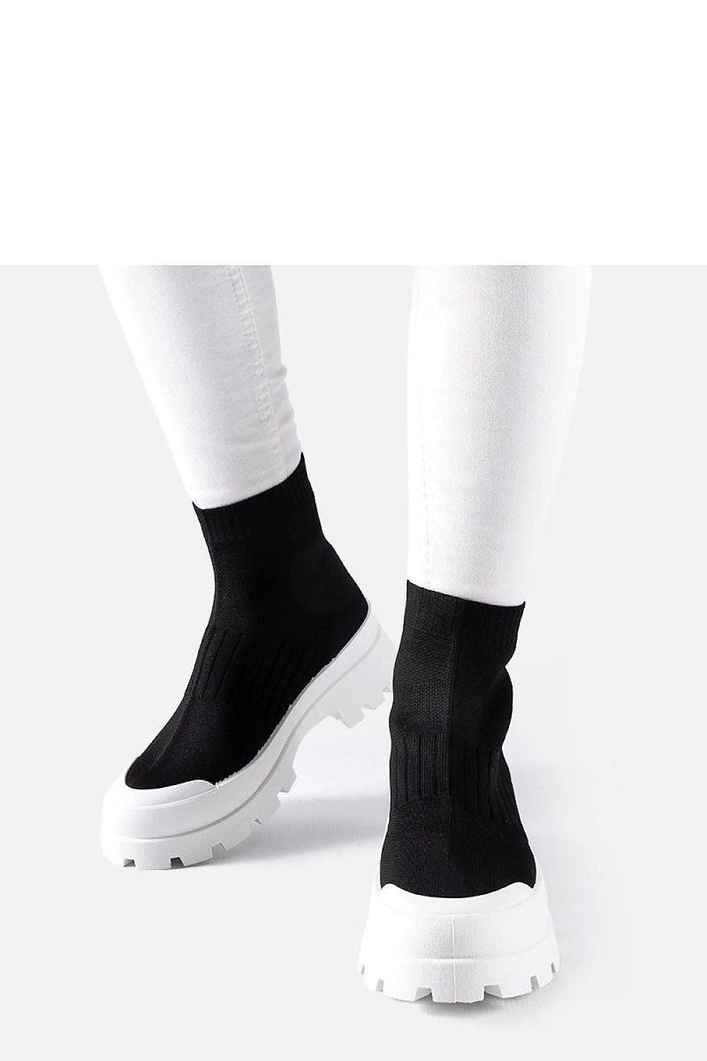 Luxury white Varden sneakers for women by Solea, featuring a slip-on design and a flexible fabric for comfort and style, ideal for casual spring-summer outfits.