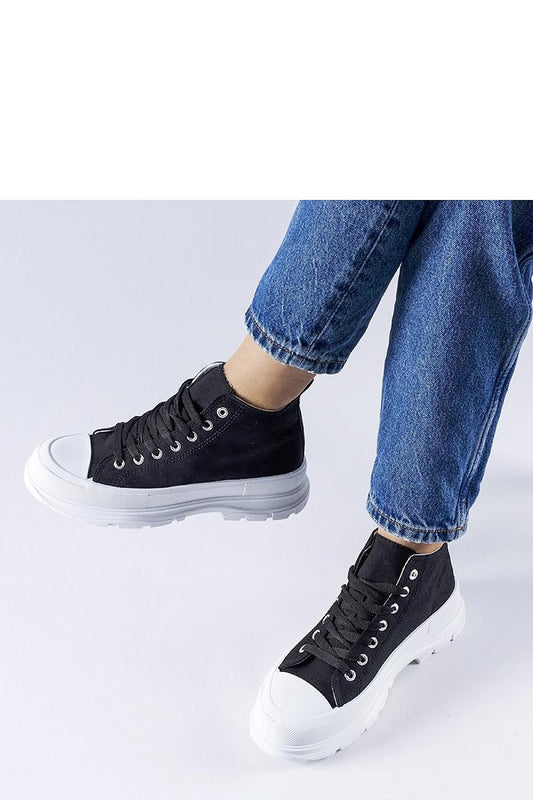 Elegant black high-top sneakers Herndon for summer by Solea, highlighting the comfortable laced closure and fashionable rubber sole.
