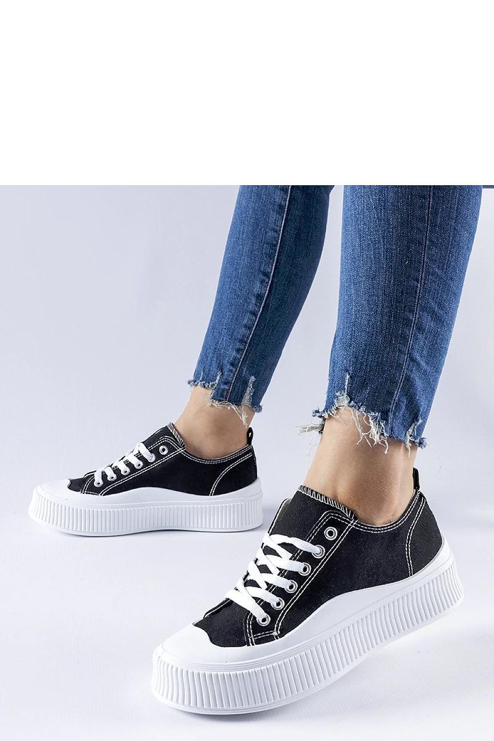 Elegant Solea Cesano black platform sneakers with a durable rubber construction, ideal for comfort during summer outings.