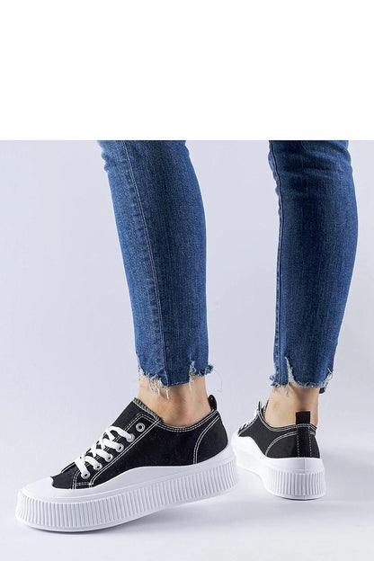 Close-up of Solea black platform sneakers Cesano, highlighting the lace-up closure and classic design for a perfect fit.