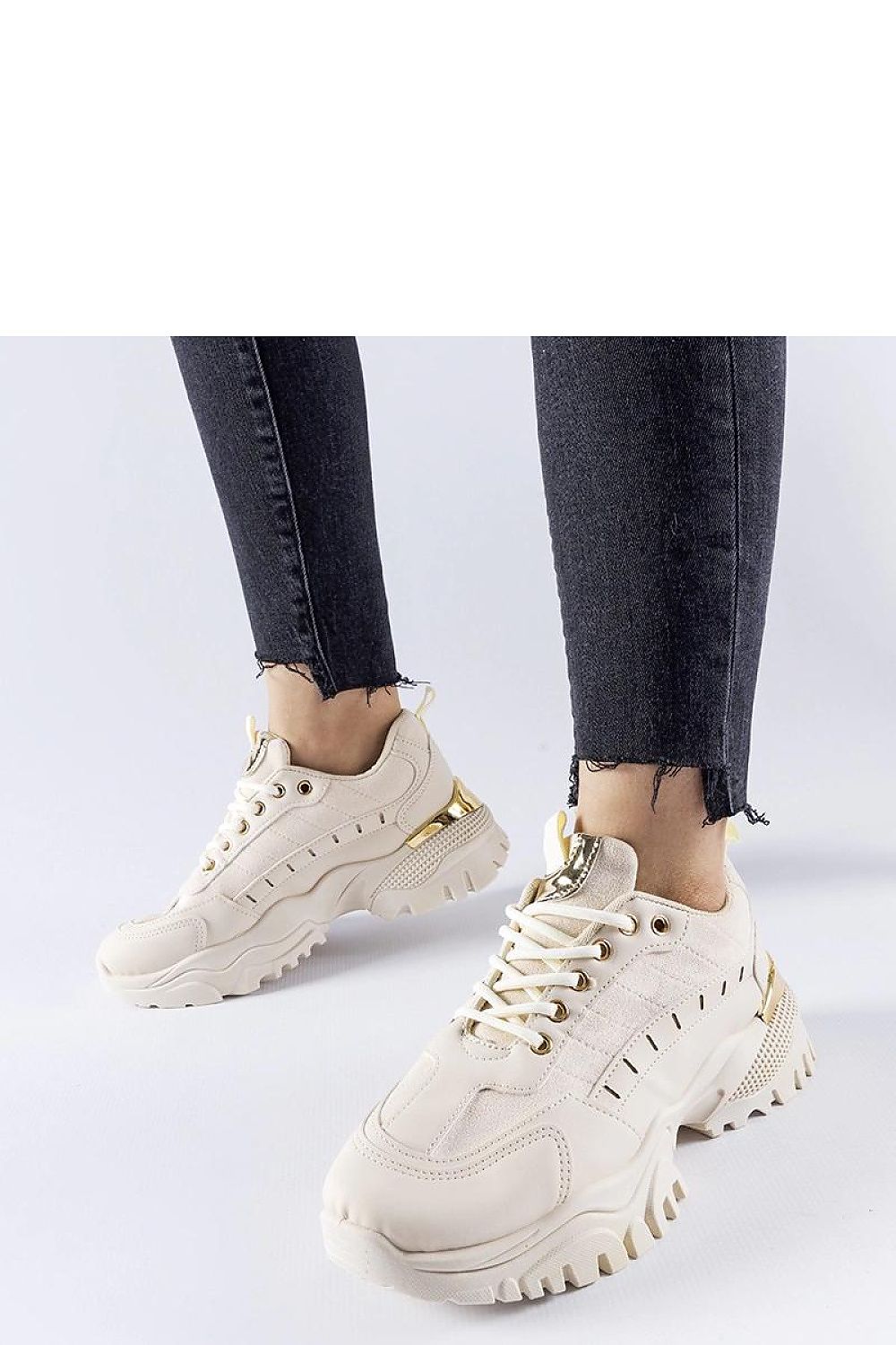Elegant beige Solea sneakers for women, showcasing a stylish laced closure for secure fit, perfect for spring-summer fashion.
