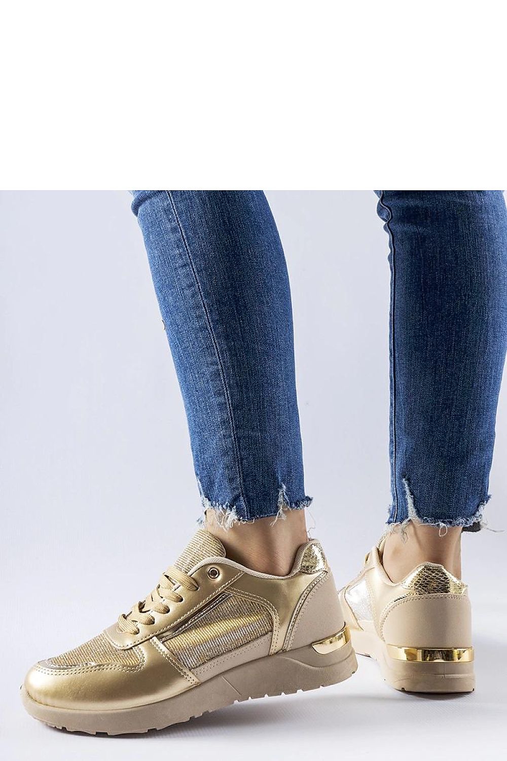 Elegant white sneakers by Solea, designed with a lace-up closure for a perfect fit and ideal for casual, fashionable looks.